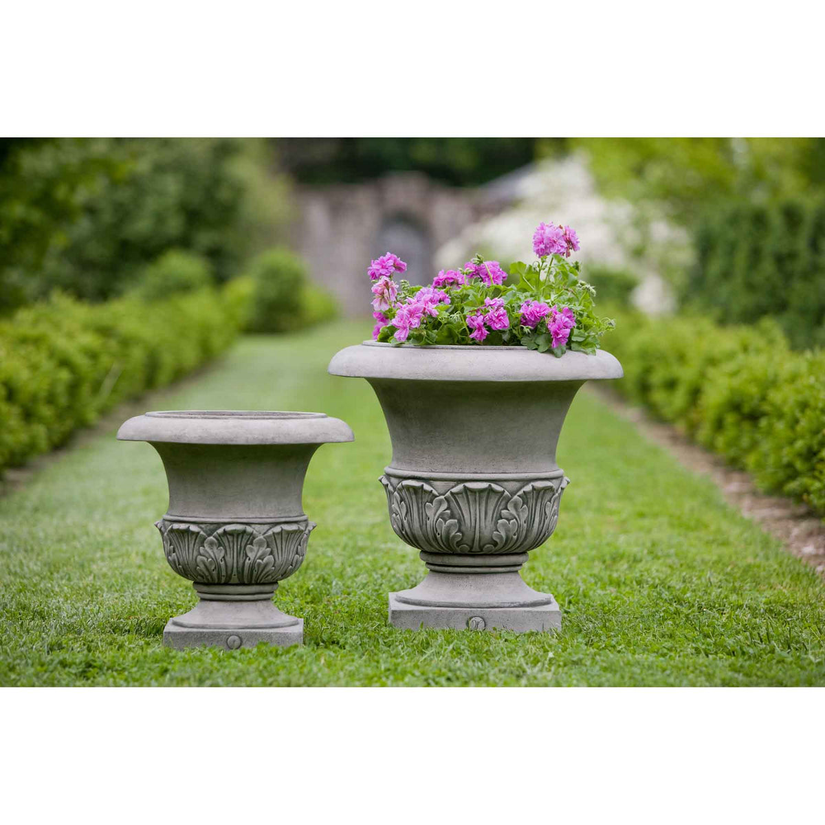 Williamsburg Acanthus Planter large